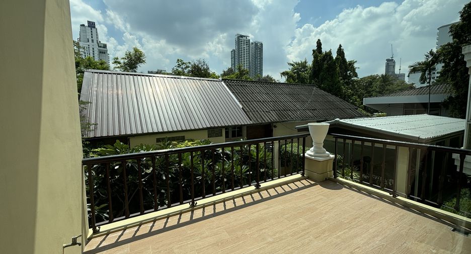 For rent 3 bedrooms condo in Watthana, Bangkok