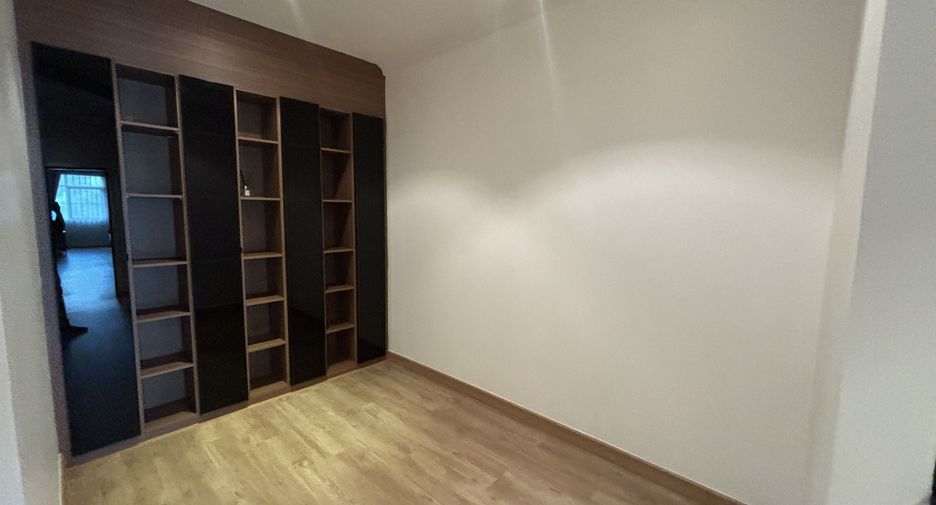 For rent 3 bedrooms condo in Watthana, Bangkok
