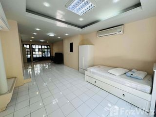 Casa adosada en alquiler de 4 habitaciones en Watthana, Bangkok