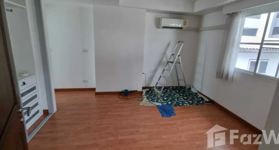 For rent 4 bedrooms house in Khlong Toei, Bangkok