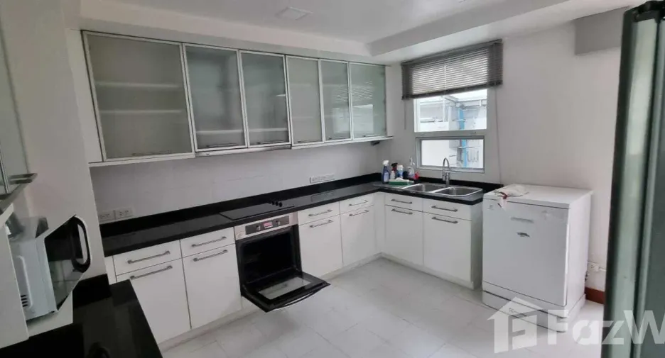For rent 4 bedrooms house in Khlong Toei, Bangkok