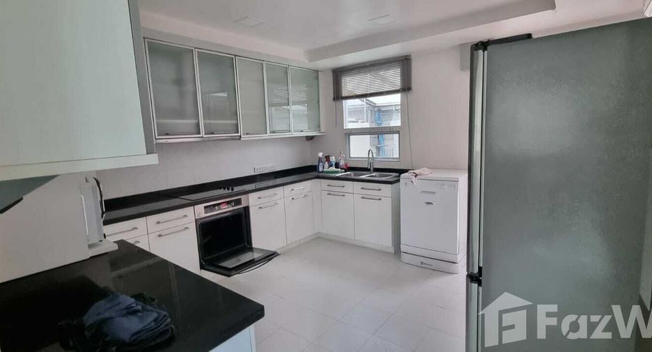 For rent 4 bedrooms house in Khlong Toei, Bangkok