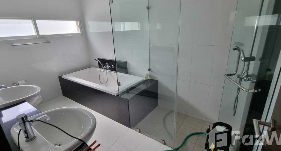 For rent 4 bedrooms house in Khlong Toei, Bangkok