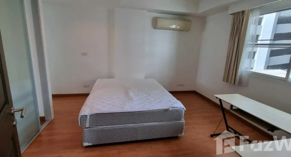 For rent 4 bedrooms house in Khlong Toei, Bangkok