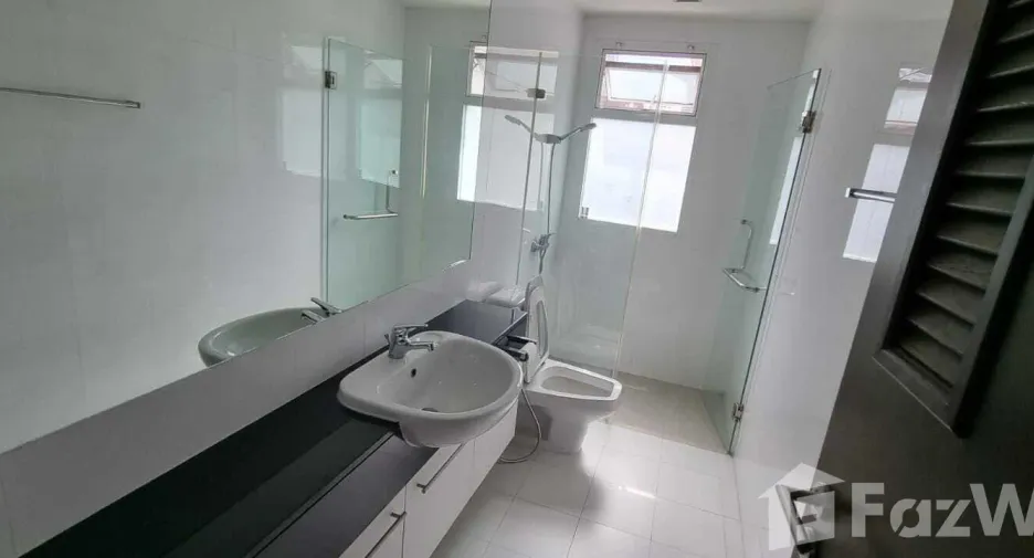 For rent 4 bedrooms house in Khlong Toei, Bangkok