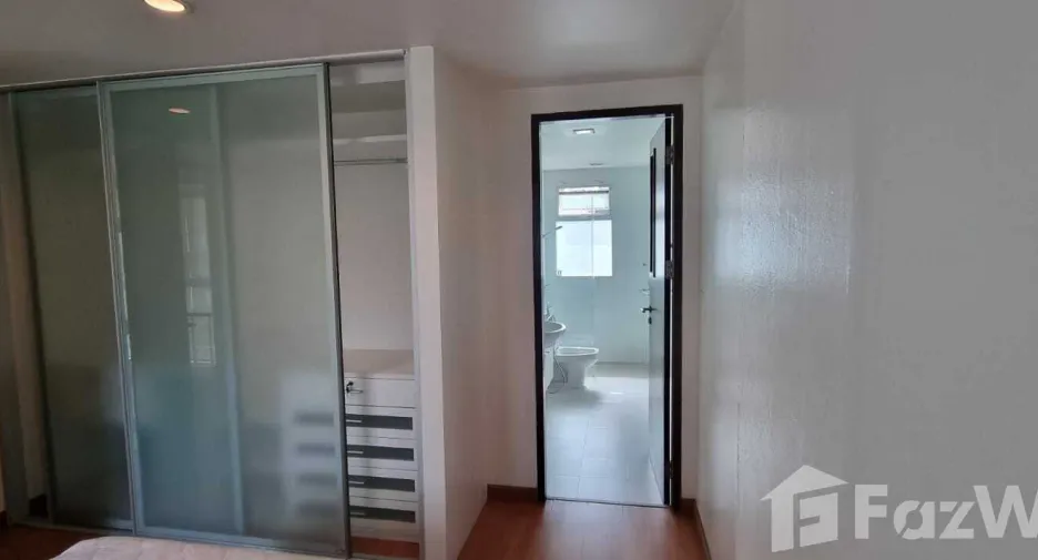 For rent 4 bedrooms house in Khlong Toei, Bangkok