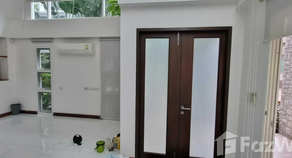 For rent 4 bedrooms house in Khlong Toei, Bangkok