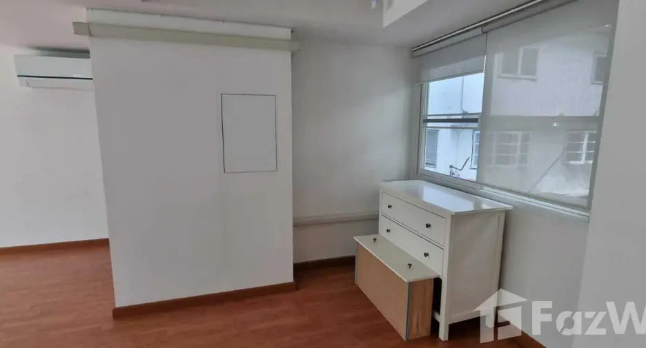 For rent 4 bedrooms house in Khlong Toei, Bangkok