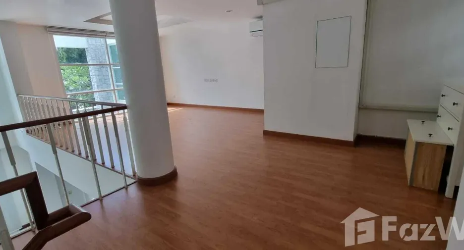 For rent 4 bedrooms house in Khlong Toei, Bangkok