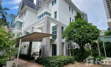 Haus zur Miete mit 4 Zimmer in Khlong Toei, Bangkok