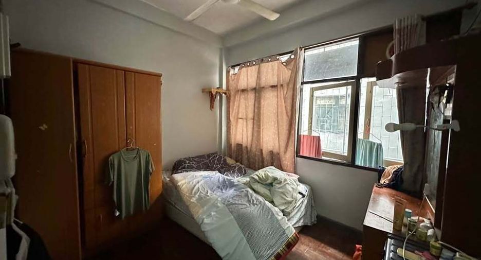 For rent 4 bedrooms retail Space in Khlong Toei, Bangkok