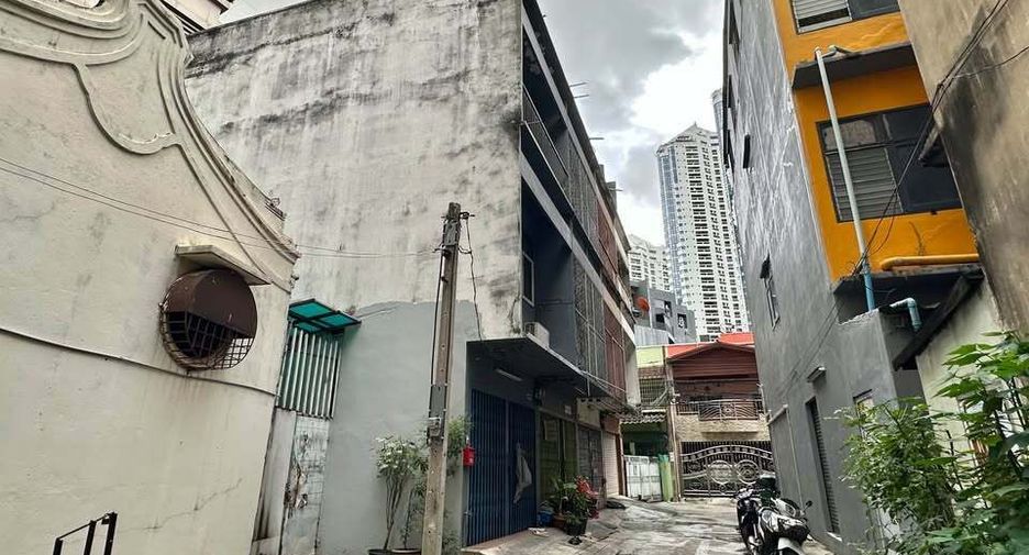 For rent 4 bedrooms retail Space in Khlong Toei, Bangkok