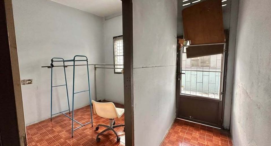 For rent 4 bedrooms retail Space in Khlong Toei, Bangkok