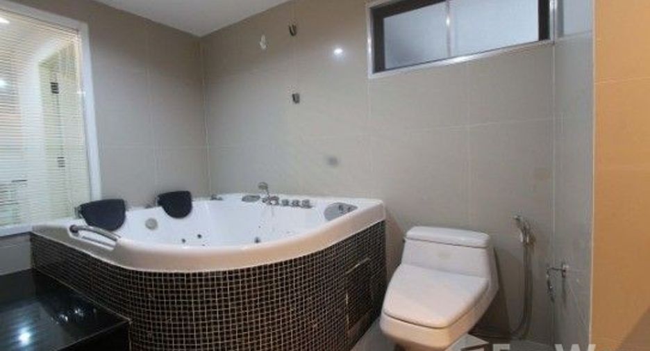 For rent 3 bedrooms condo in Khlong Toei, Bangkok