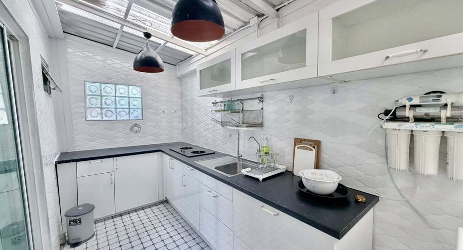 For rent 3 bedrooms townhouse in Bang Phli, Samut Prakan