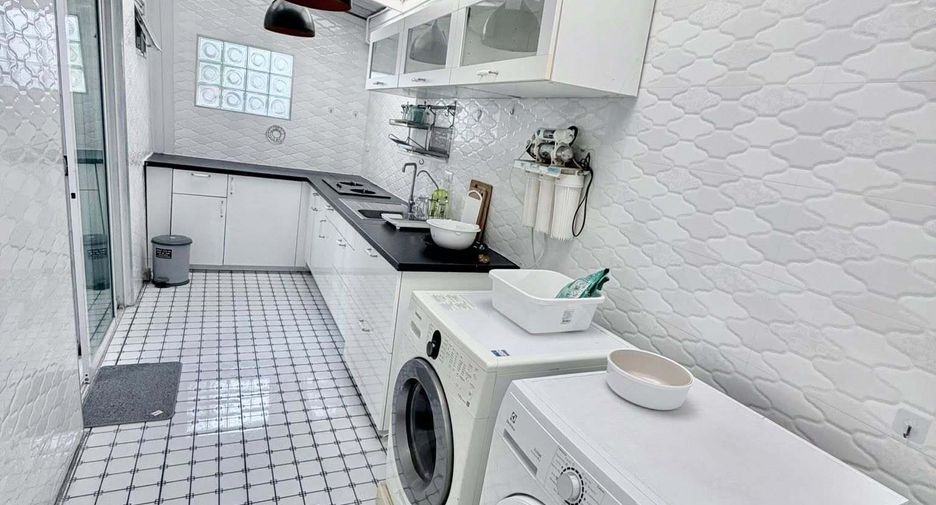 For rent 3 bedrooms townhouse in Bang Phli, Samut Prakan