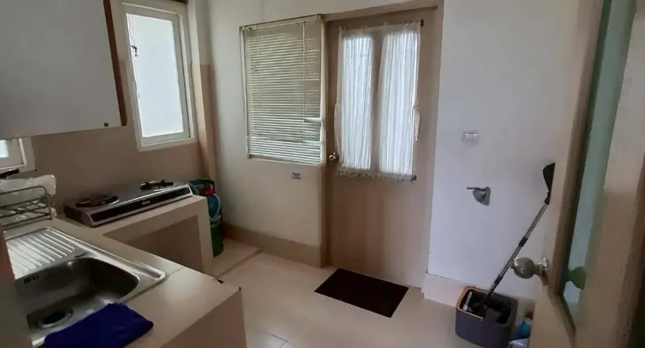 À louer 4 chambres maison à Bang Khun Thian, Bangkok