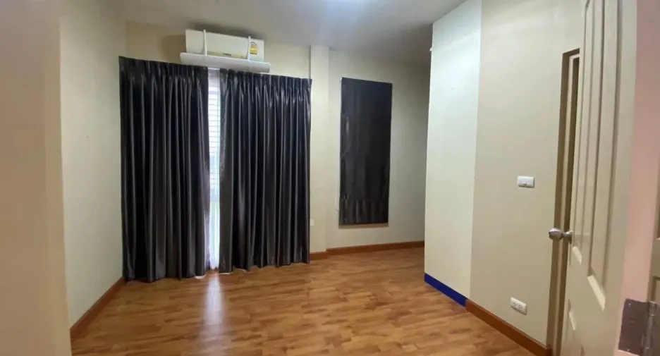 À louer 4 chambres maison à Bang Khun Thian, Bangkok