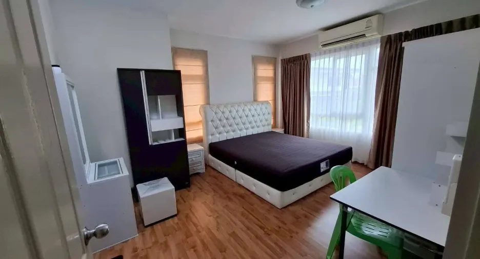À louer 4 chambres maison à Bang Khun Thian, Bangkok