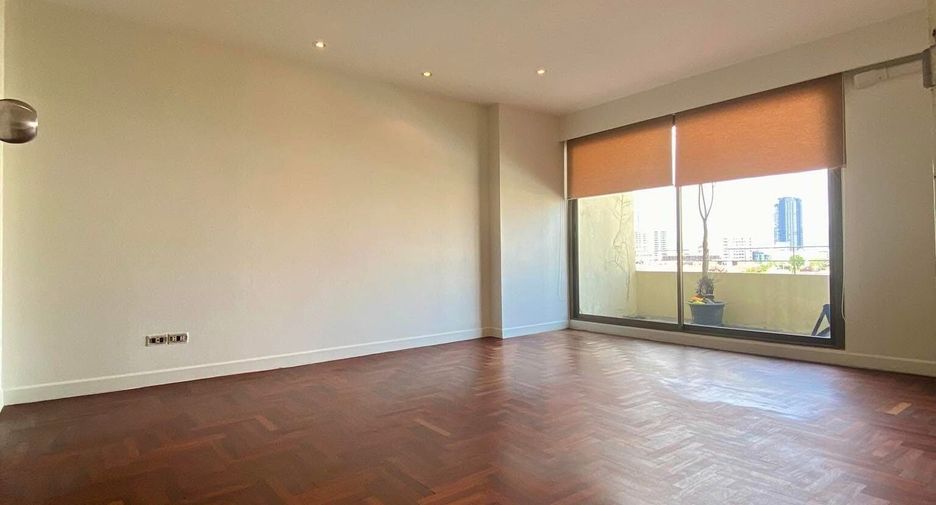 For rent 2 bedrooms condo in Yan Nawa, Bangkok