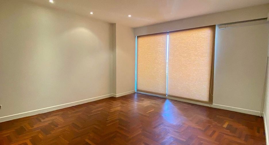 For rent 2 bedrooms condo in Yan Nawa, Bangkok