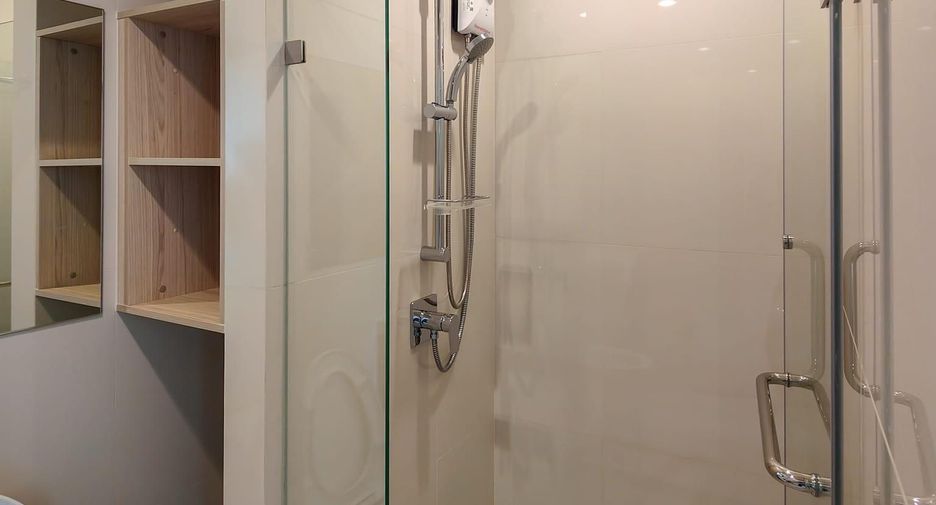 Condo en alquiler de 3 habitaciones en Huai Khwang, Bangkok