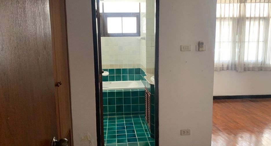 For rent 3 bedrooms apartment in Khlong Toei, Bangkok