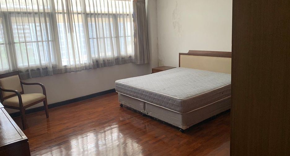 For rent 3 bedrooms apartment in Khlong Toei, Bangkok