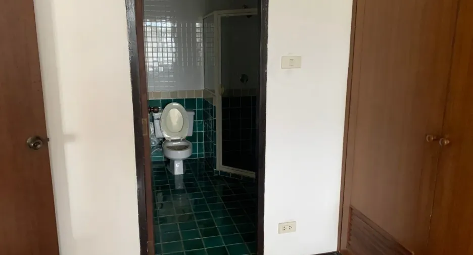For rent 3 bedrooms apartment in Khlong Toei, Bangkok