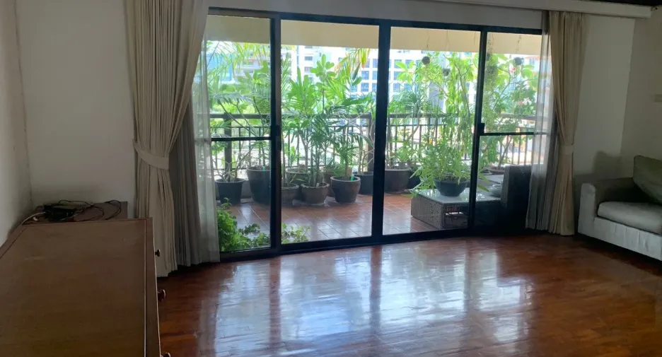 For rent 3 bedrooms apartment in Khlong Toei, Bangkok