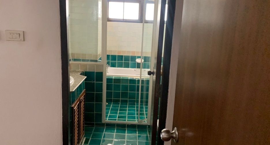 For rent 3 bedrooms apartment in Khlong Toei, Bangkok