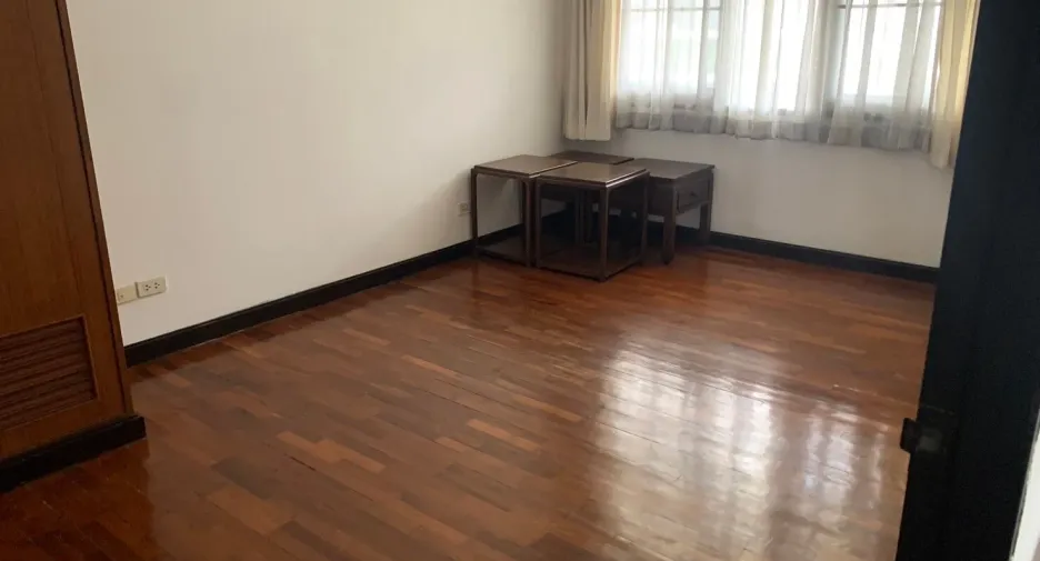 For rent 3 bedrooms apartment in Khlong Toei, Bangkok