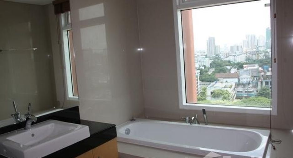 For rent 3 bedrooms condo in Khlong Toei, Bangkok