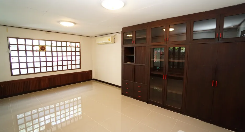 For rent 4 bedrooms townhouse in Watthana, Bangkok