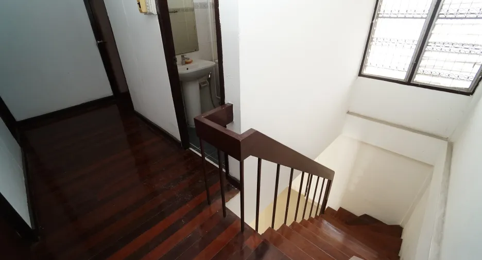 For rent 4 bedrooms townhouse in Watthana, Bangkok