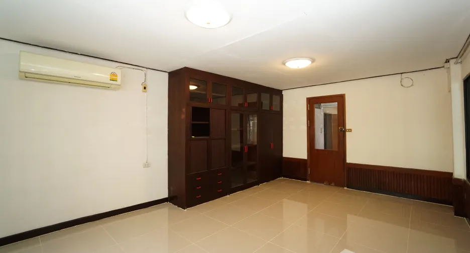 For rent 4 bedrooms townhouse in Watthana, Bangkok