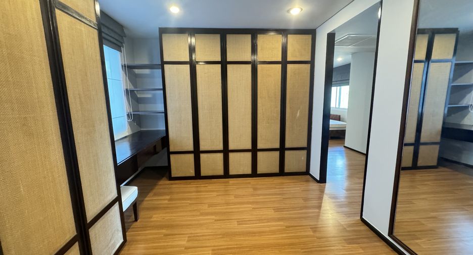 For rent 3 bedrooms villa in Huai Khwang, Bangkok