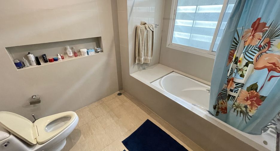 For rent 3 bedrooms villa in Huai Khwang, Bangkok