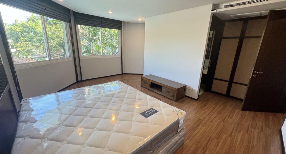 For rent 3 bedrooms villa in Huai Khwang, Bangkok