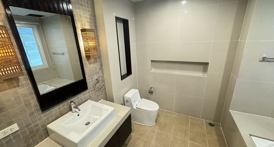 For rent 3 bedrooms villa in Huai Khwang, Bangkok