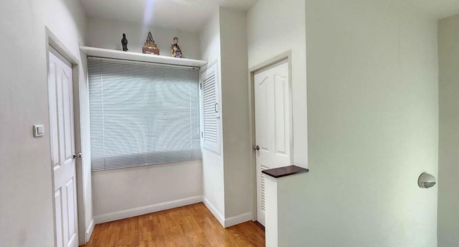 Haus zur Miete mit 4 Zimmer in Bang Kapi, Bangkok