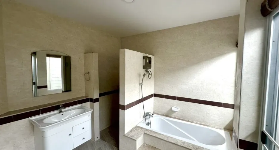 For rent 4 bedrooms house in Lat Krabang, Bangkok