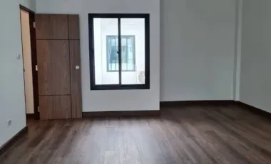 出租 3 卧室 独立屋 在 Phra Khanong, 曼谷