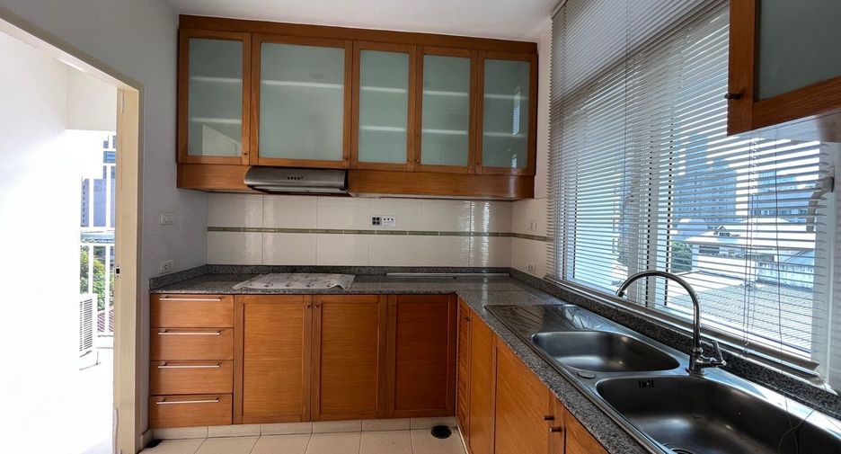 For rent 3 bedrooms apartment in Watthana, Bangkok