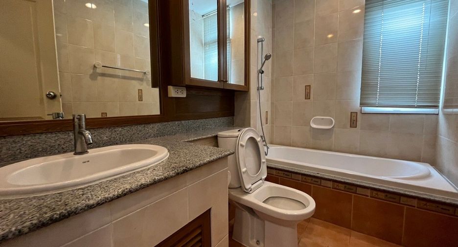 For rent 3 bedrooms apartment in Watthana, Bangkok