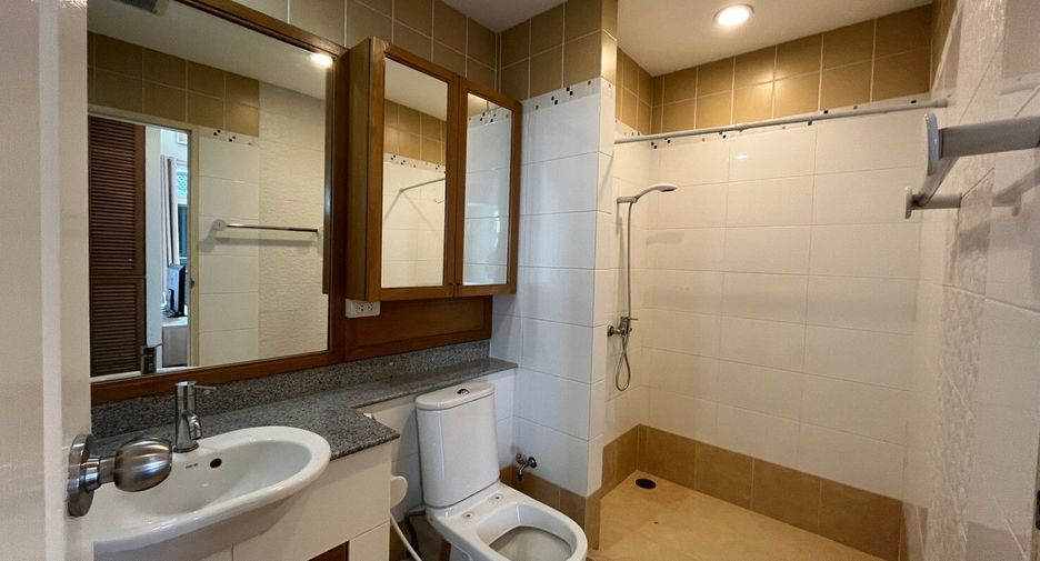 For rent 3 bedrooms apartment in Watthana, Bangkok