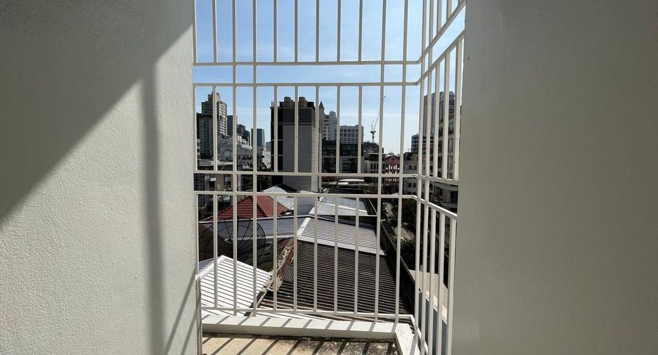 For rent 3 bedrooms apartment in Watthana, Bangkok