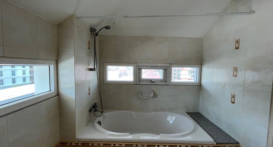 For rent 3 bedrooms apartment in Watthana, Bangkok