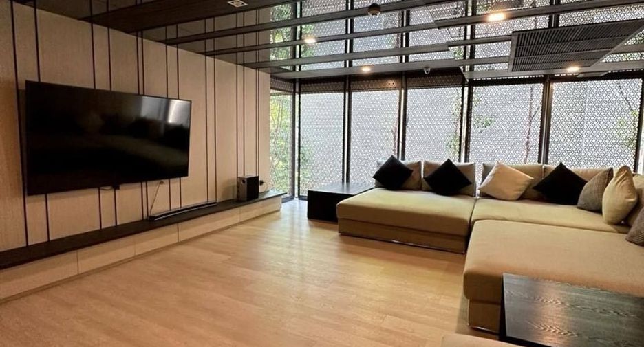 For rent 2 bedrooms condo in Pathum Wan, Bangkok
