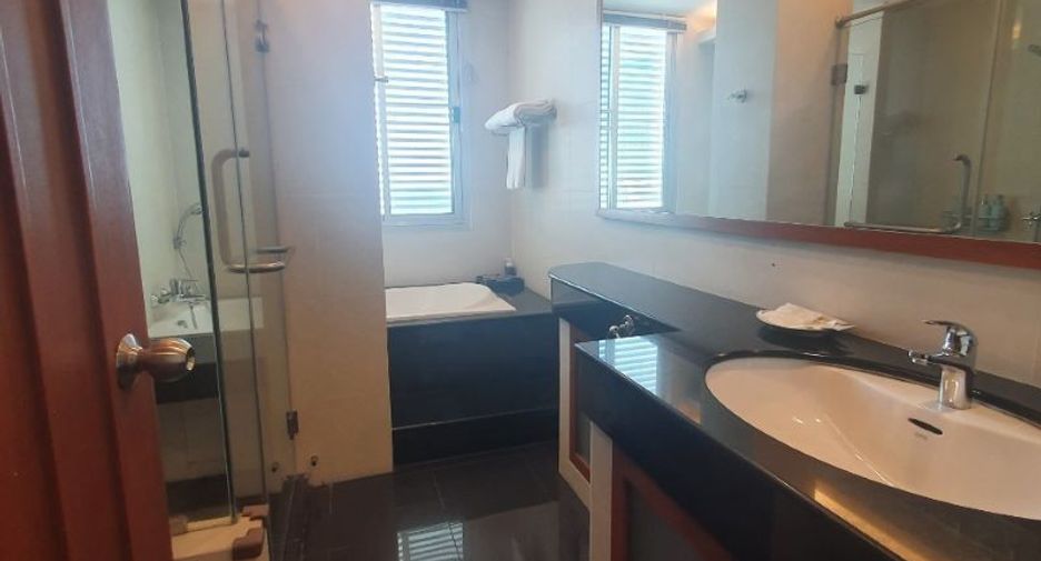 For rent 4 bedrooms condo in Sathon, Bangkok